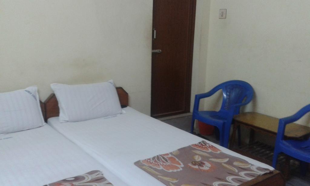 Noble Residency Hotel Тирупати Стая снимка